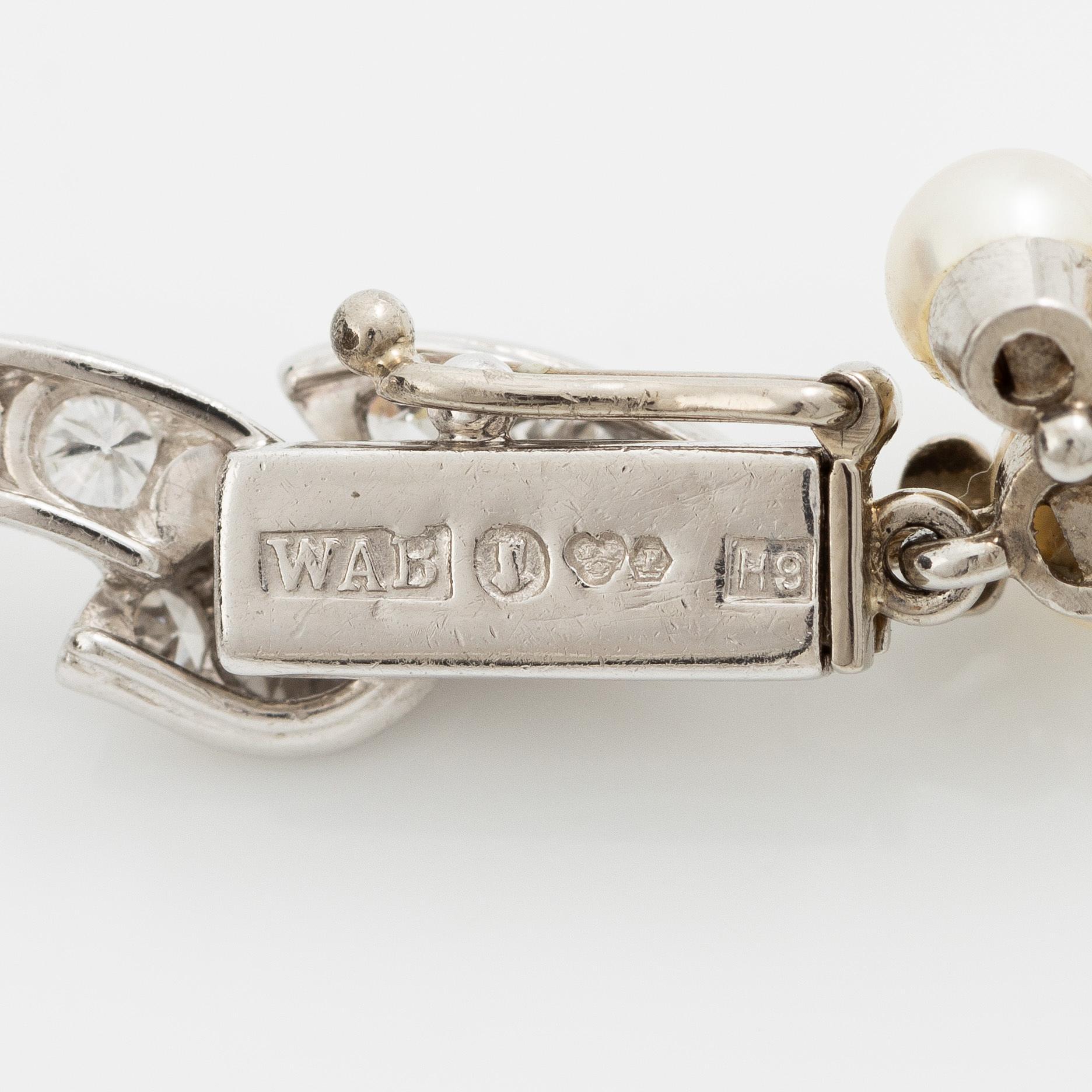 W.A. Bolin collier platina med odlade pärlor och runda briljantslipade  diamanter.