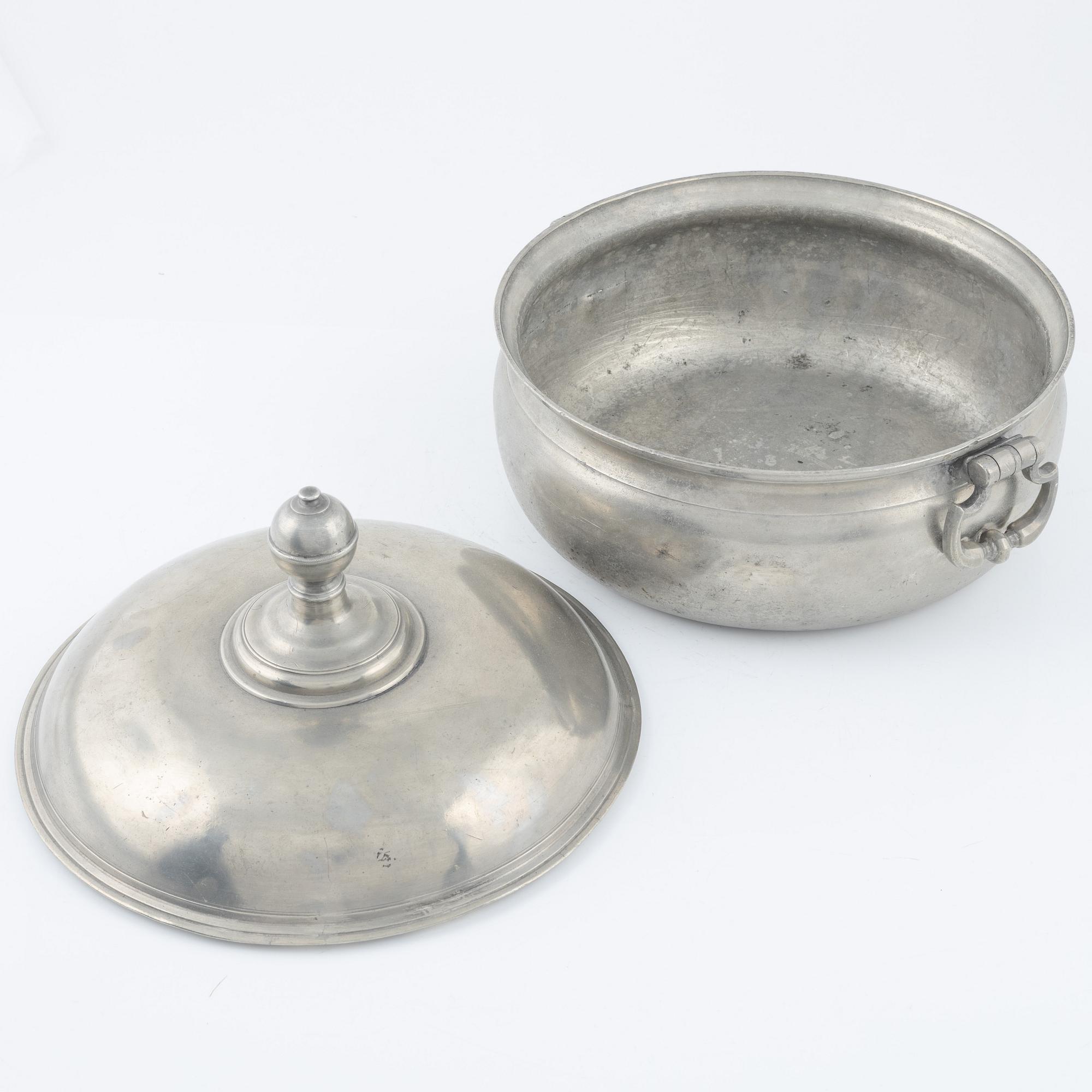 Gustaf Henning Pschorn, terrin / grötskål med lock, tenn, Stockholm (1752-1772).