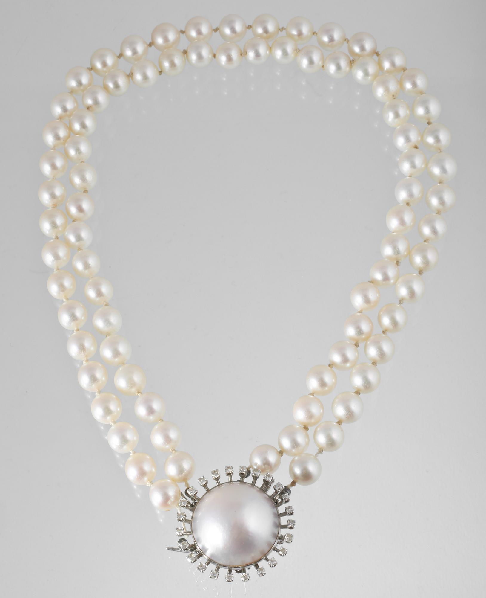 COLLIER, odlade pärlor med lås i 18K vitguld med åttkantslipade diamanter samt mabépärla, S Karlsson Stockholm, 1967.