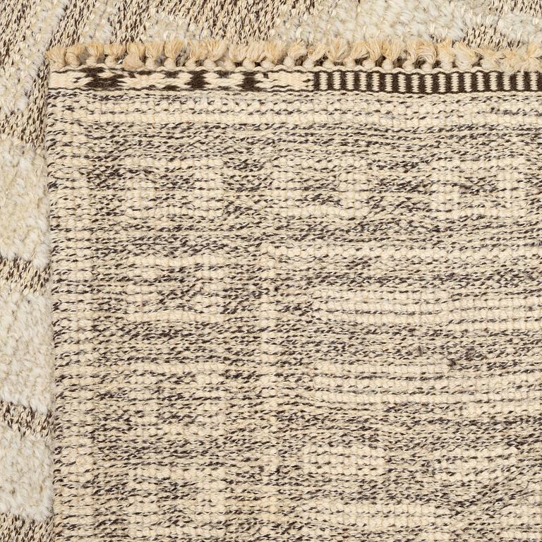 Märta Måås-Fjetterström, matta, "Vita spetsporten", flossa, signerad AB MMF, ca 220 x 136 cm.