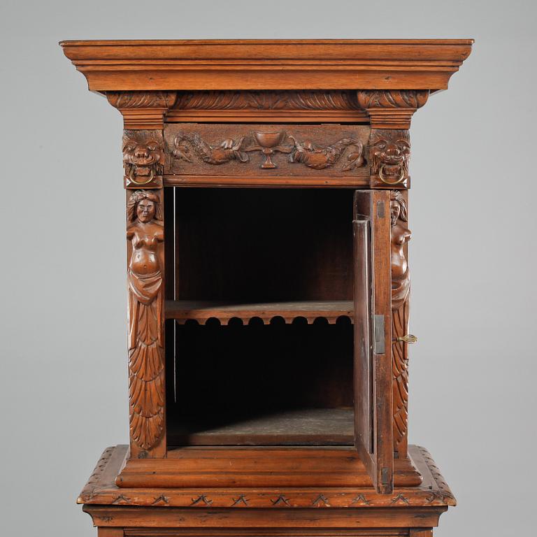 SKÅP PÅ BENSTÄLLNING, sent 1800-tal.