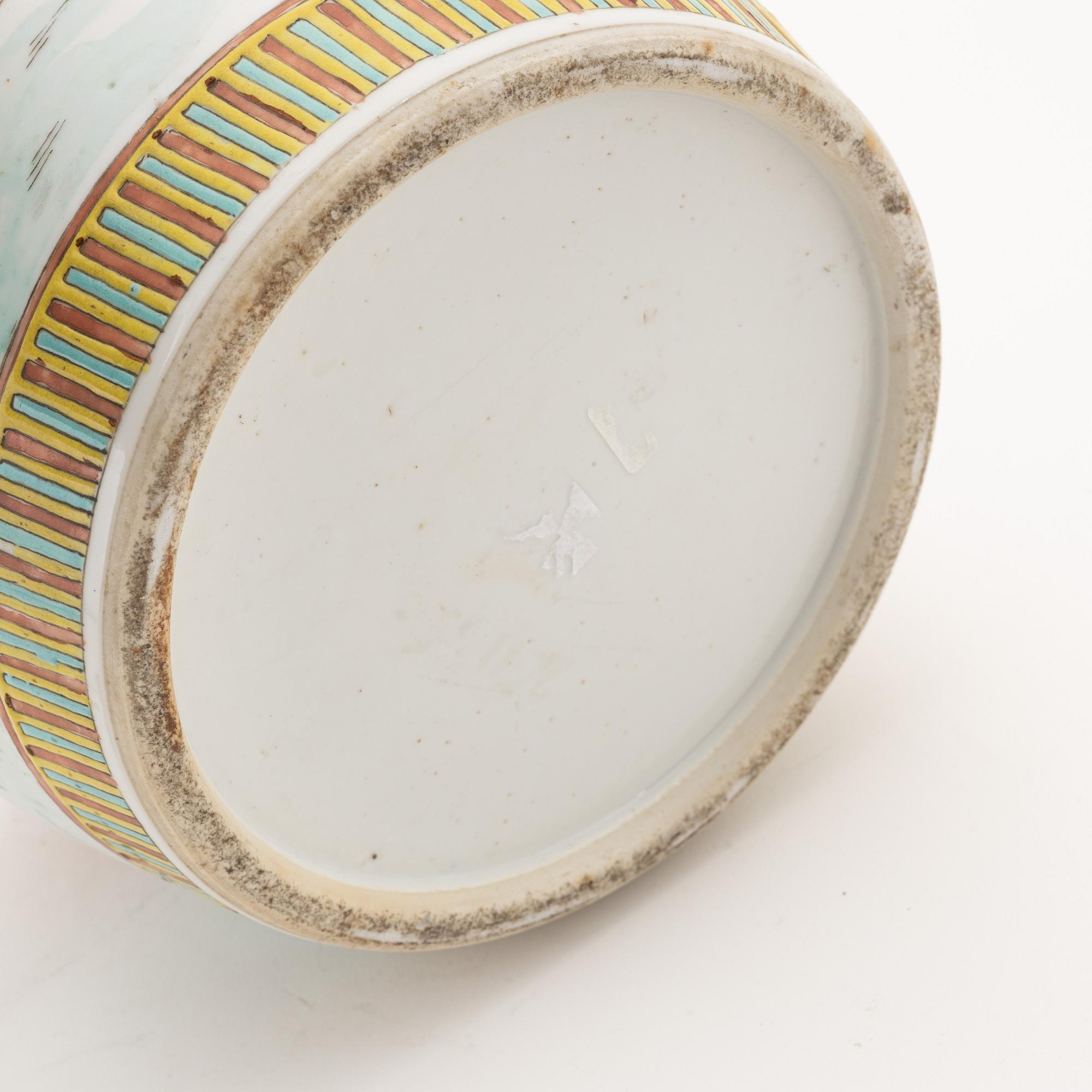 A famille rose jar with cover, late Qing dynasty, end of 19th Century.