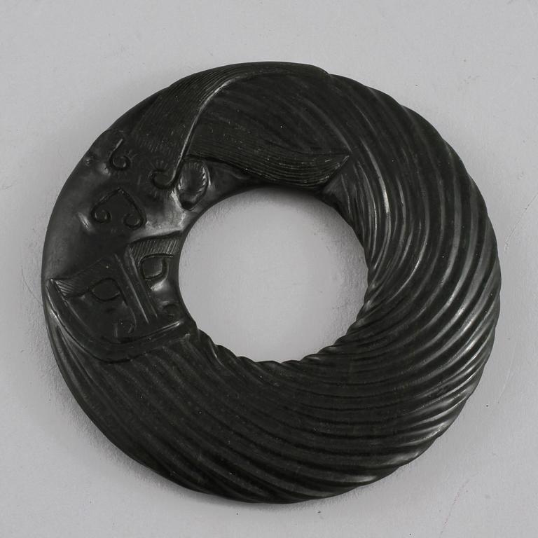 FIGURIN SAMT RING, jade, Kina, 1900-tal.