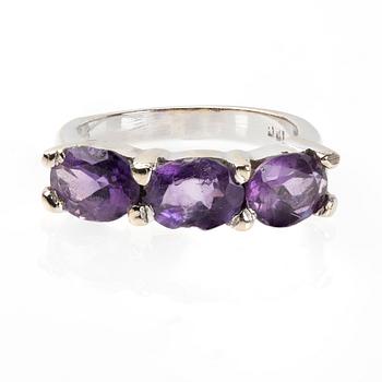 RING, 18K vitguld med ovalt fasettslipade ametister.