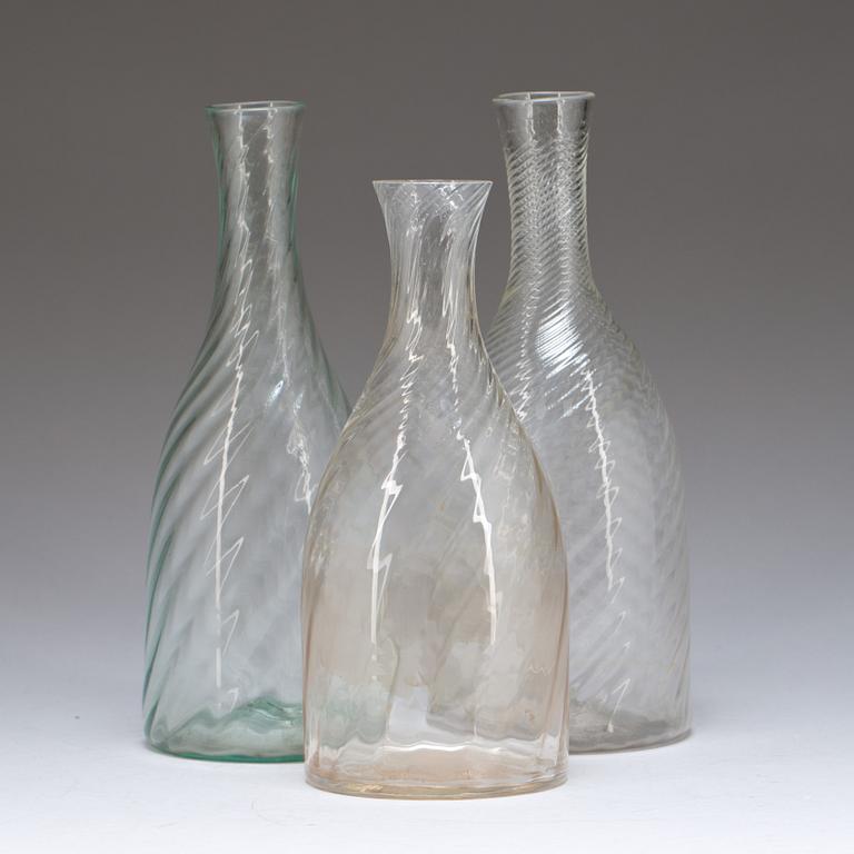 VATTENKARAFFER, glas, 3 st. 1800-talets andra hälft.