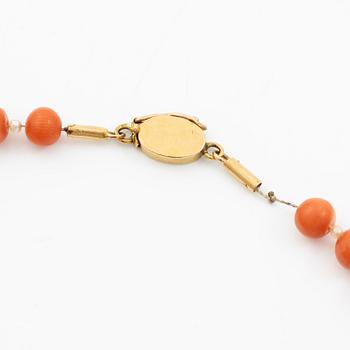 Necklace with graduated coral and seed pearls, clasp 18K gold.