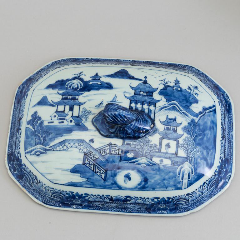 A Chinese blue and white export porcelain tureen with cover, Qing dynasty, Qianlong (1736-95).