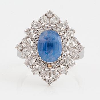 1100. A platinum ring set with a faceted Kashmir sapphire 2.52 cts.