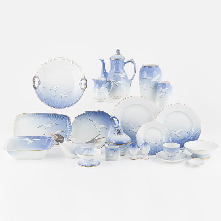 Matservis, ca 97 delar, porslin, "Blå Måsen", Bing & Grøndahl samt Royal Copenhagen, Danmark.
