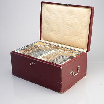 A silverware set, 105 pieces, and a cutlery box, marks of Erasmus Lindeström, Stockholm 1901-1902.