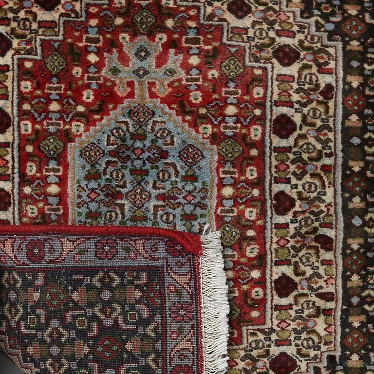 MATTOR, 2 st, orientaliska. Ca 95 x 82 samt 97 x 74 cm.