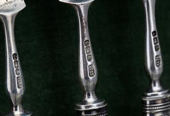 BESTICK, 26 delar, silver samt pärlemor, bla Isaac Ellis & Sons, Sheffield, England, 1900-02. Totalvikt 954 g.