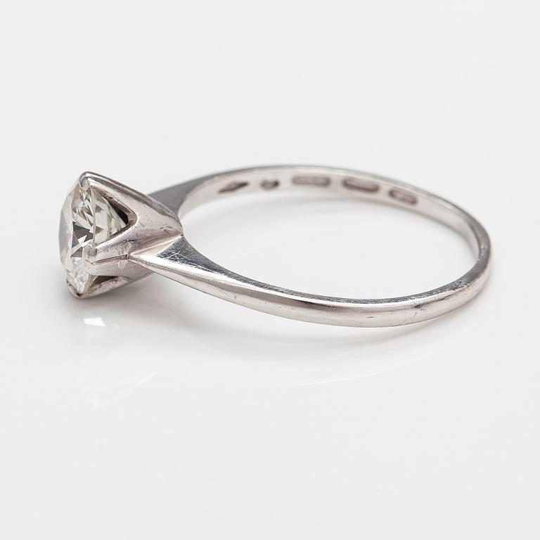 An 18K white gold ring with a brilliant-cut diamond ca. 1.38 ct. A Tillander, Helsinki 1974.