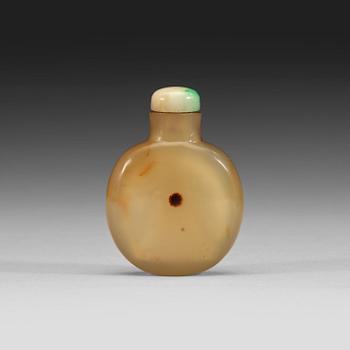 30. An unusually patterned chalcedony snuff bottle, Qing dynasty, 19th century.
