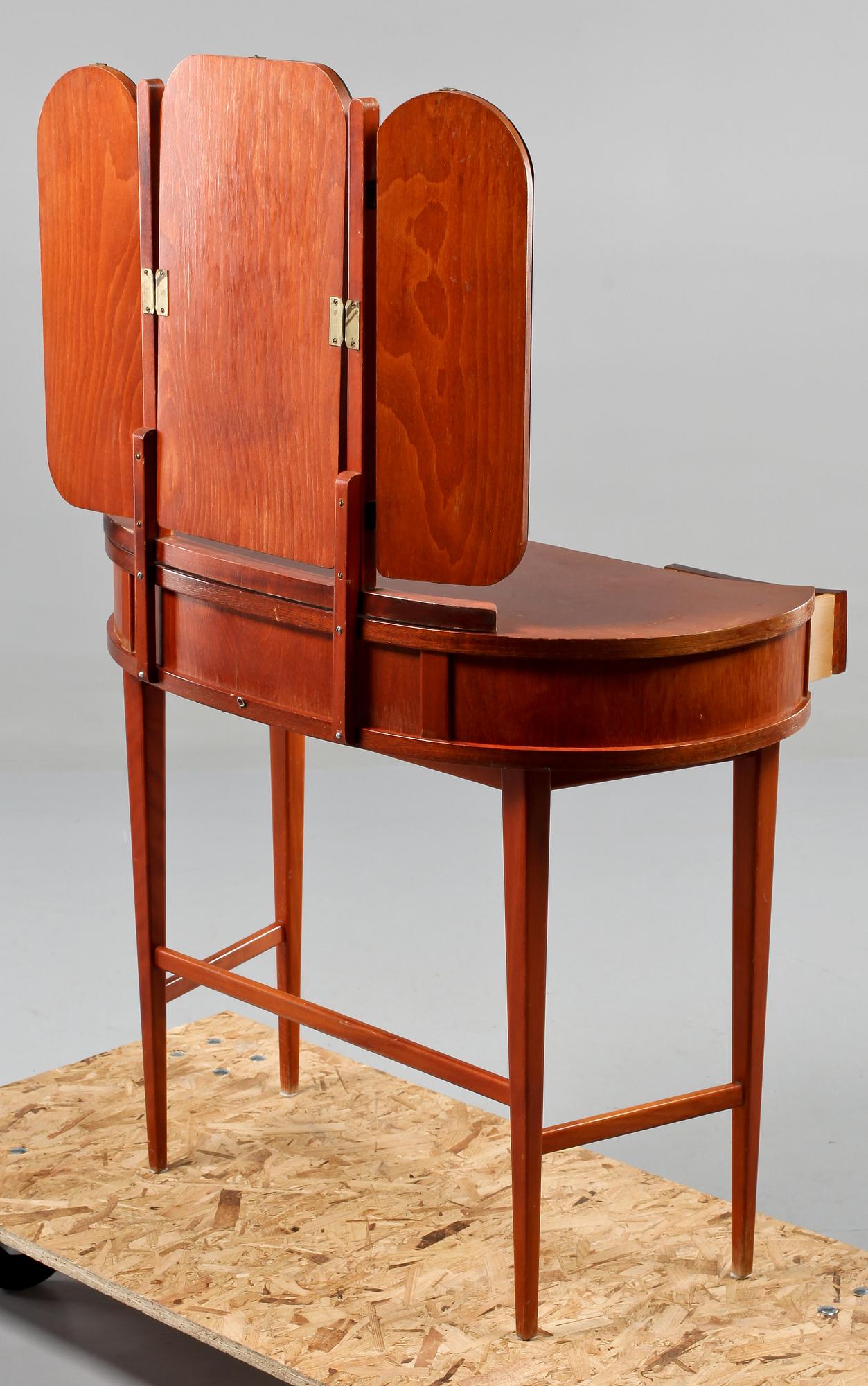 TOALETTBORD, 1900-talets andra hälft.