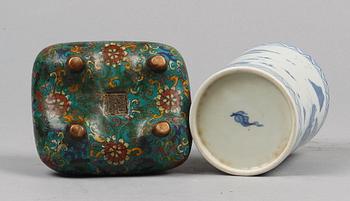 PENSELSTÄLL SAMT RÖKELSEKAR, porslin resp brons, Kina, troligen omkring 1900.