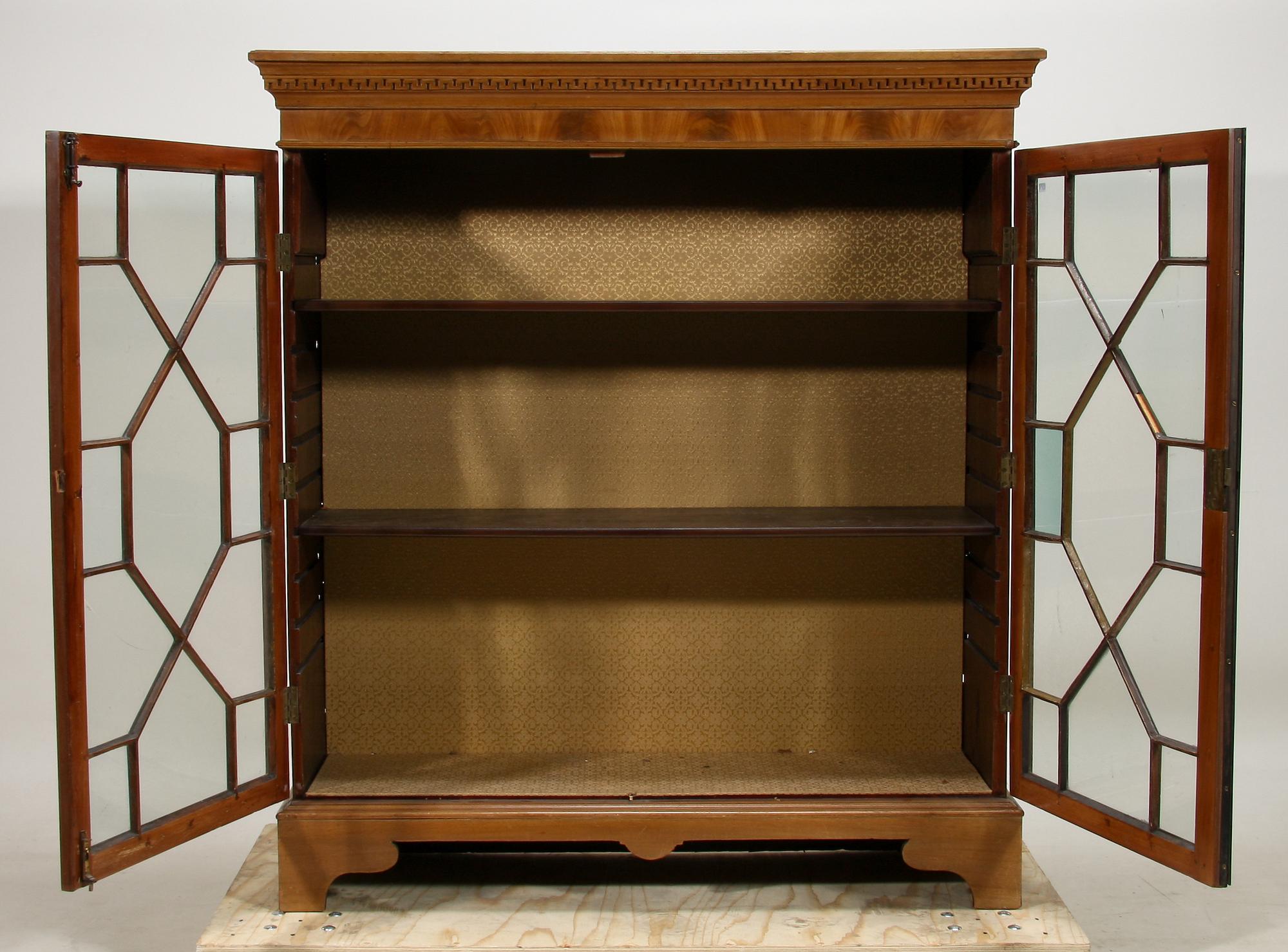 BOKSKÅP. England. 1700/1800-tal.