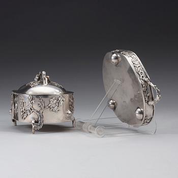 A Chinese export silver box with cover and tray by an unidentified maker, early 20th Century.