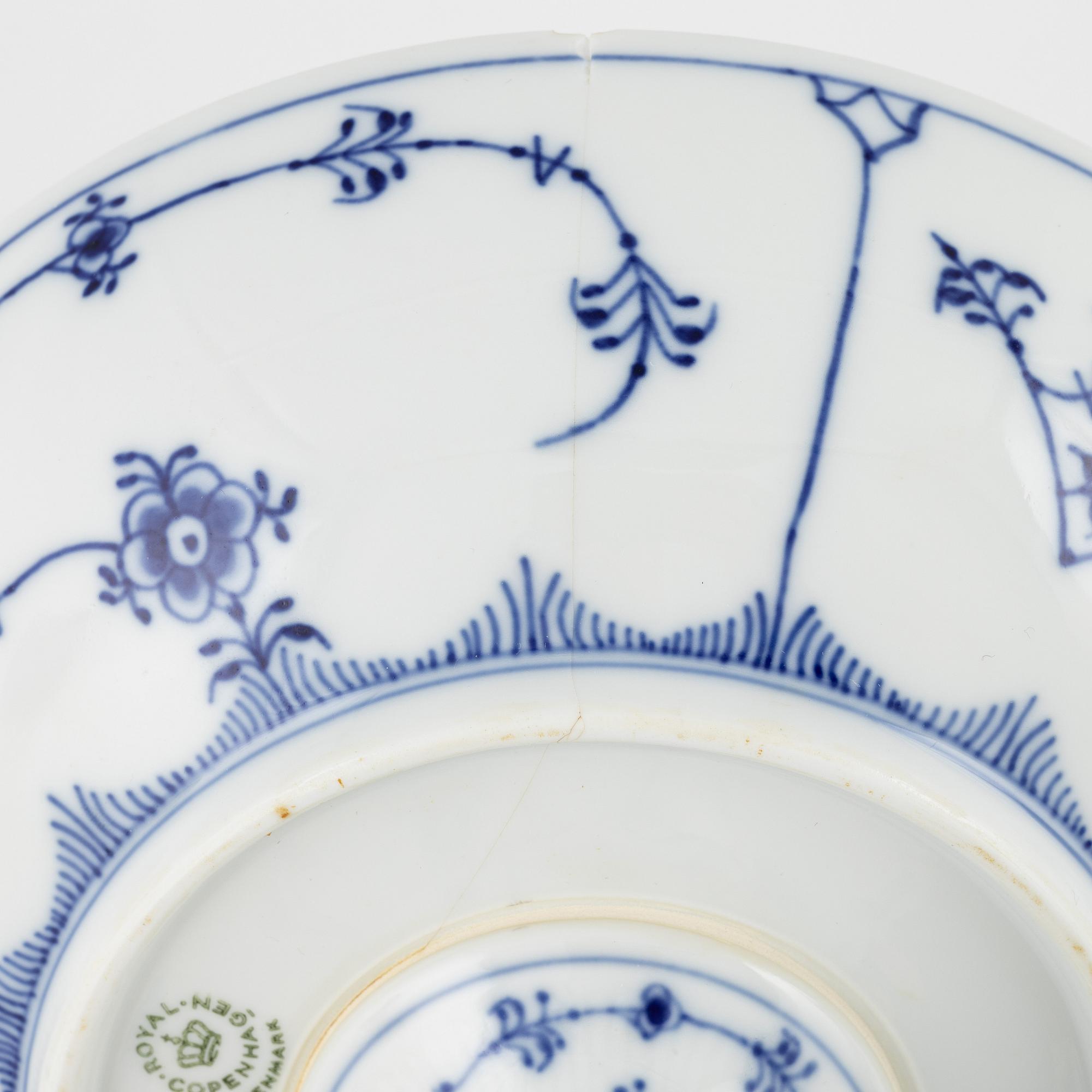 Royal Copenhagen, 4 porcelain pieces of 'Musselmalet', Denmark.