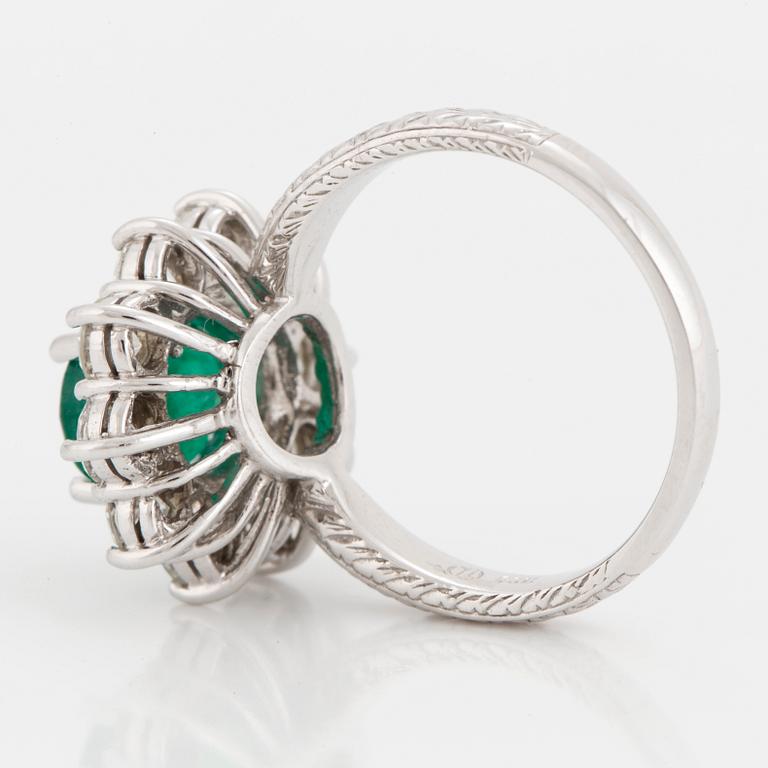 KARMOSÉRING, 14K vitguld, besatt med diamanter och smaragd.