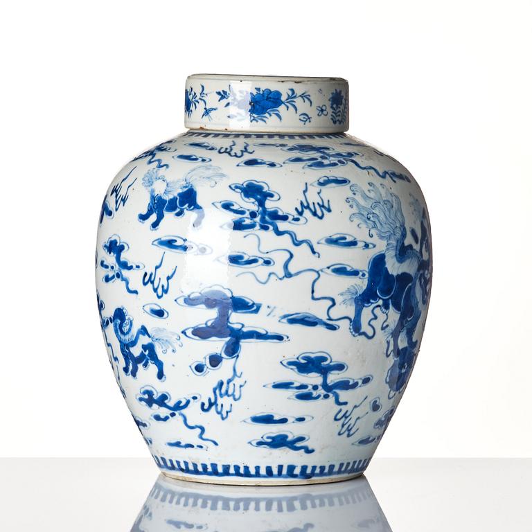 A blue and white jar with cover, Qing dynasty, 19th century.