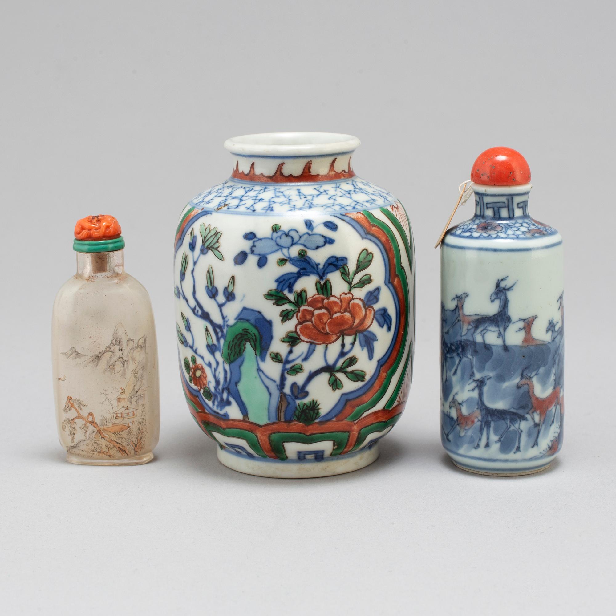 A Chinese wucai vase and two snuff bottles, 20th century.