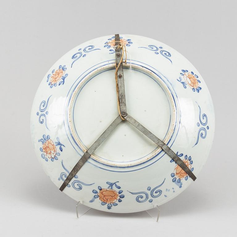 Praktfat, porslin. Japan, Meiji (1868-1912).