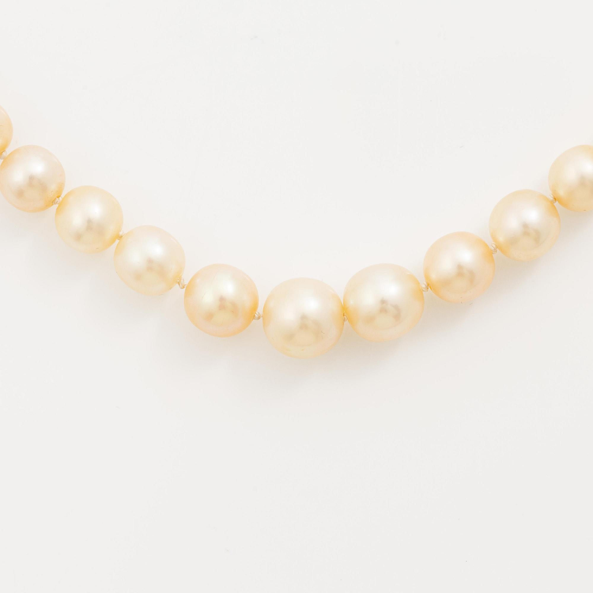 Collier pärlor lås 18K vitguld med åttkantslipade diamanter.