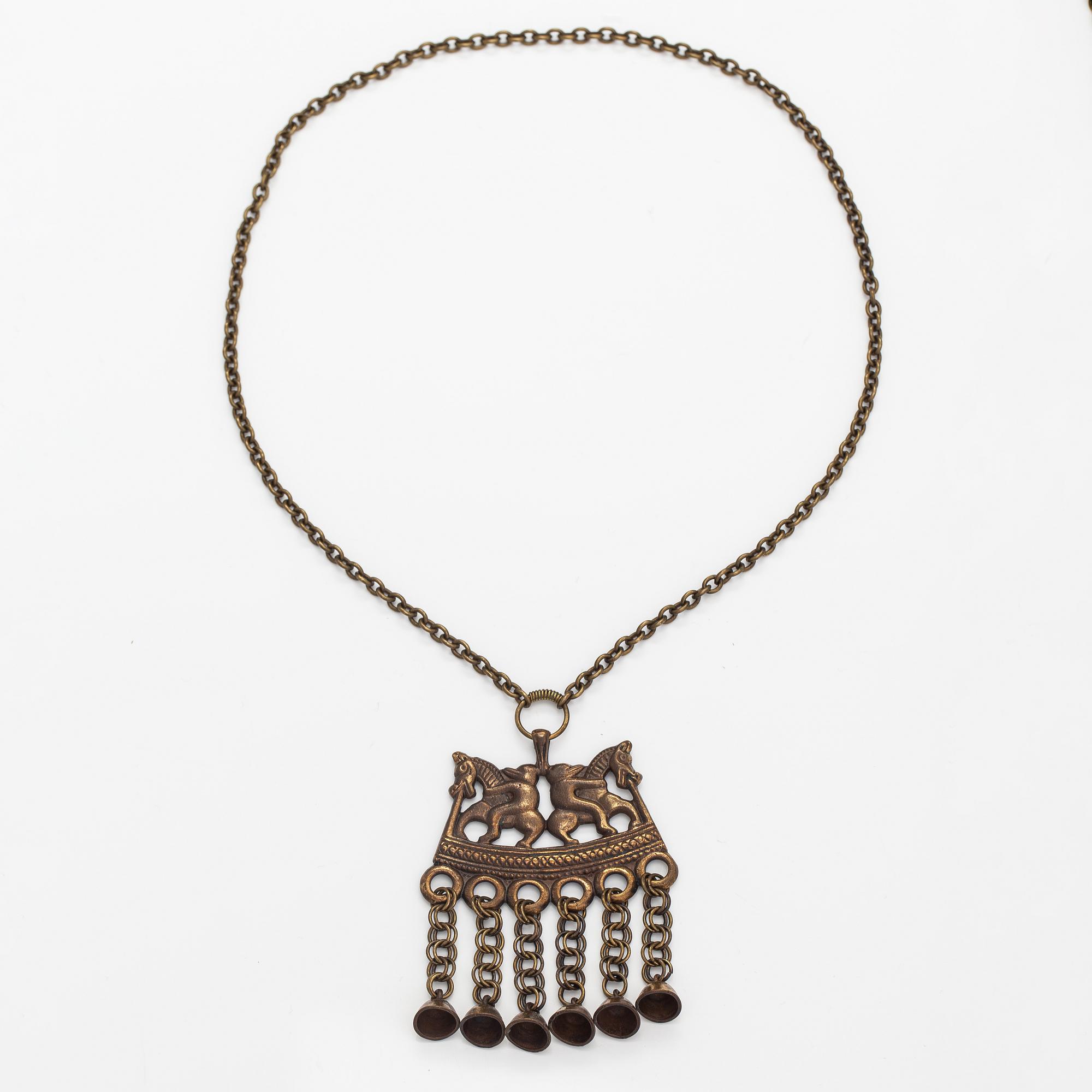 Halsband "Två ryttare", modell 75, brons. Kalevala Koru, Helsingfors.