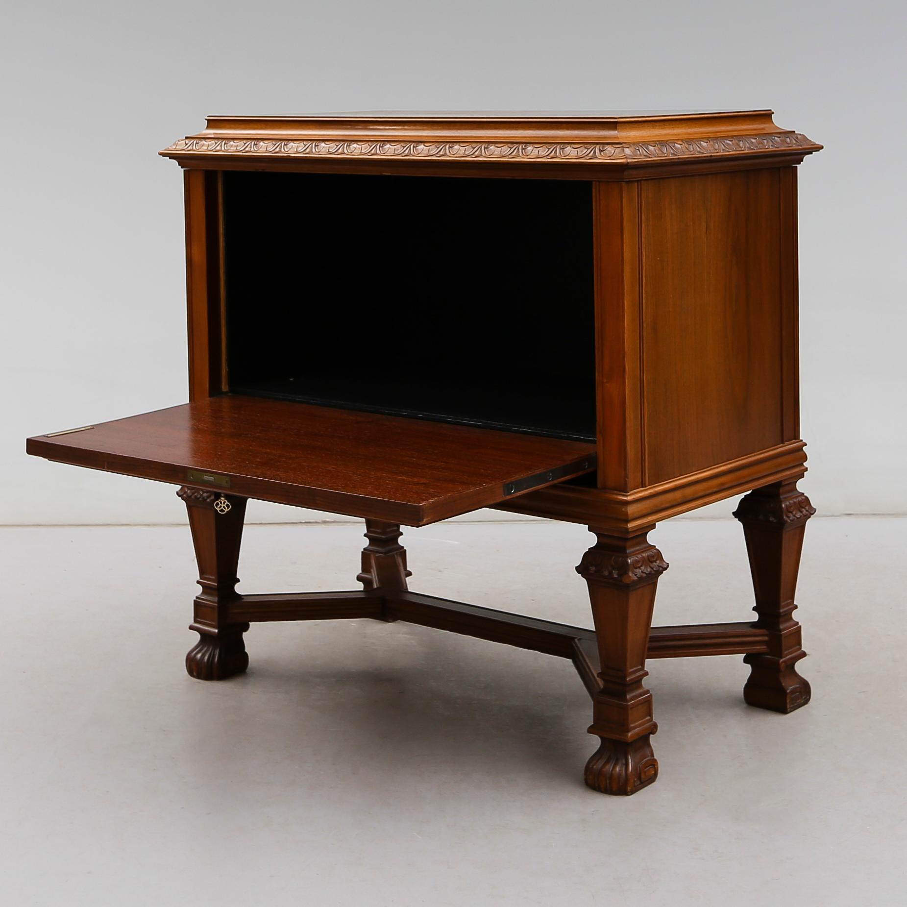 SERVERINGSSKÅP, Carl Johanssons Möbleringsaffär, Stockholm, 1900-talets första hälft.