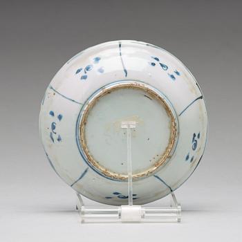 A set of four blue and white kraak dishes and a serving dish, Ming dynasty, Wanli (1572-1620).