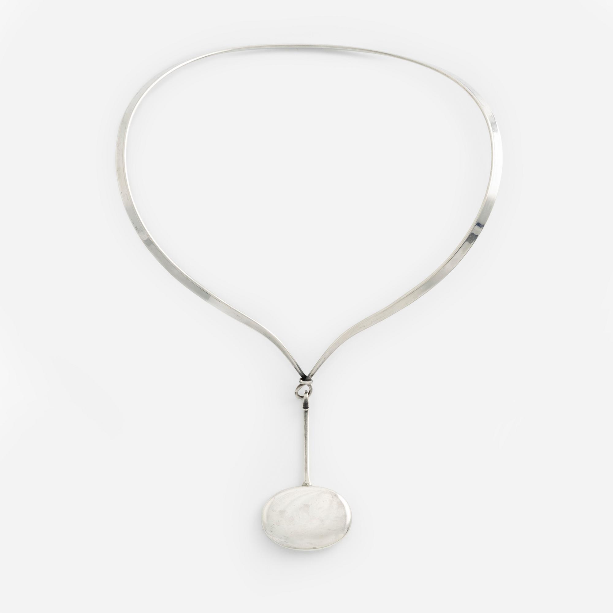 Vivianna Torun Bülow-Hübe/Georg Jensen halsring med hänge, sterling silver.