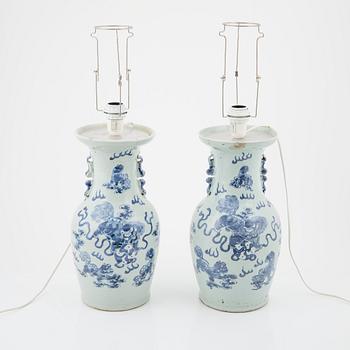 Bordslampor/vaser, ett par, porslin. Kina, tidigt 1900-tal.