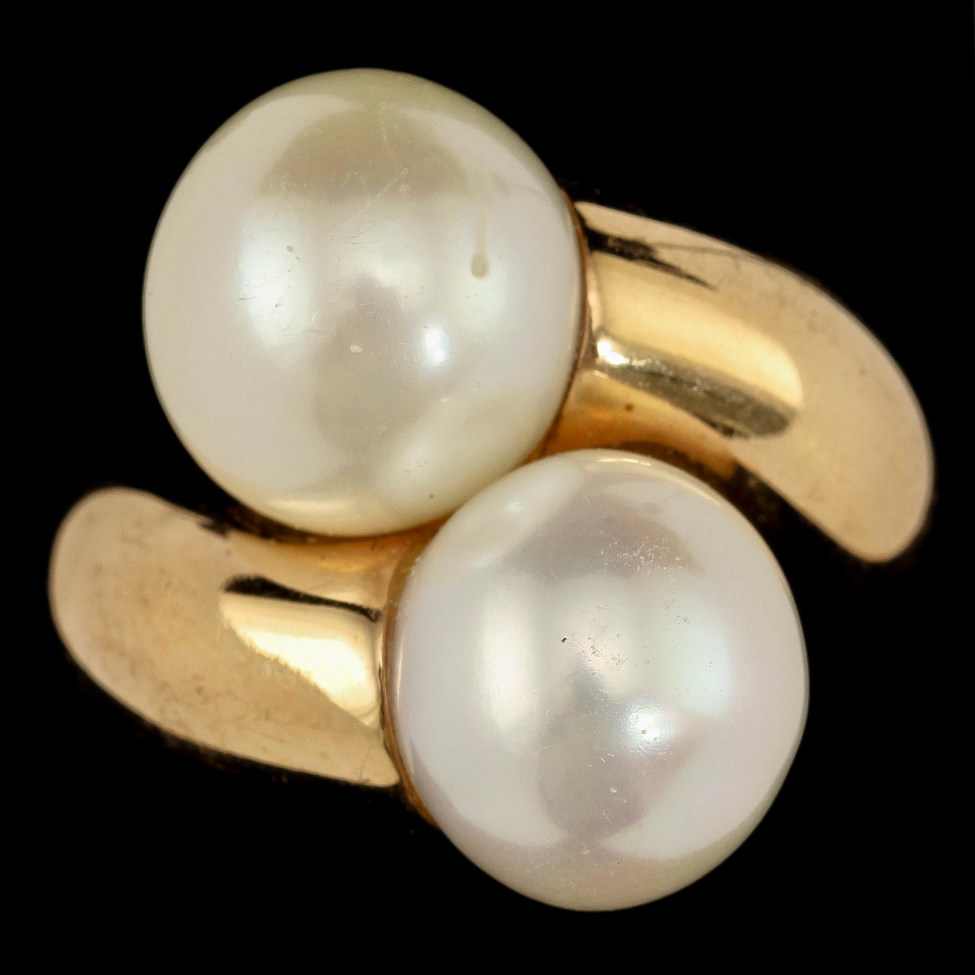RING, 18k guld med 2 odlade pärlor. Vikt 13 g.