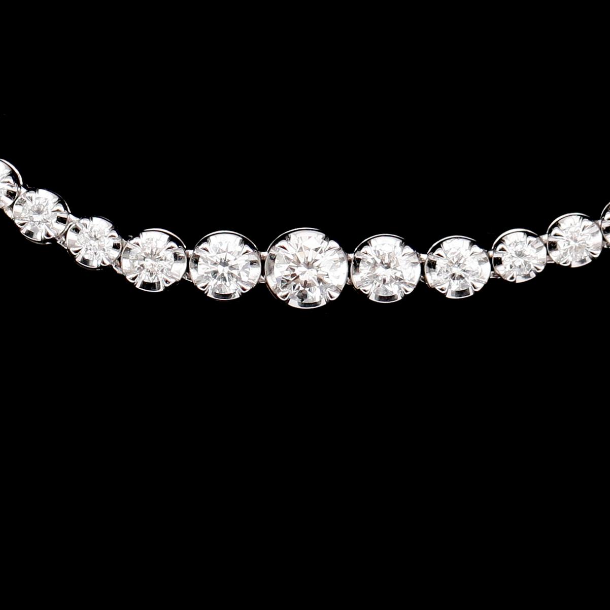 COLLIER, 18k vitguld, briljantslipade diamanter tot ca 3.78 ct.