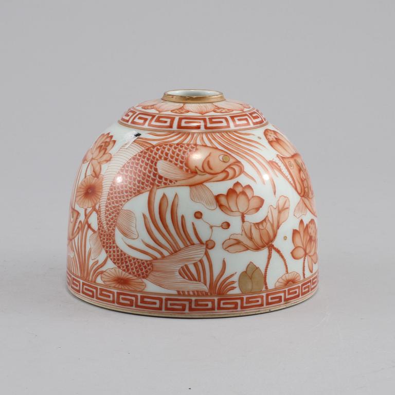 TUSCHBEHÅLLARE, porslin, Kina, 1900-tal.