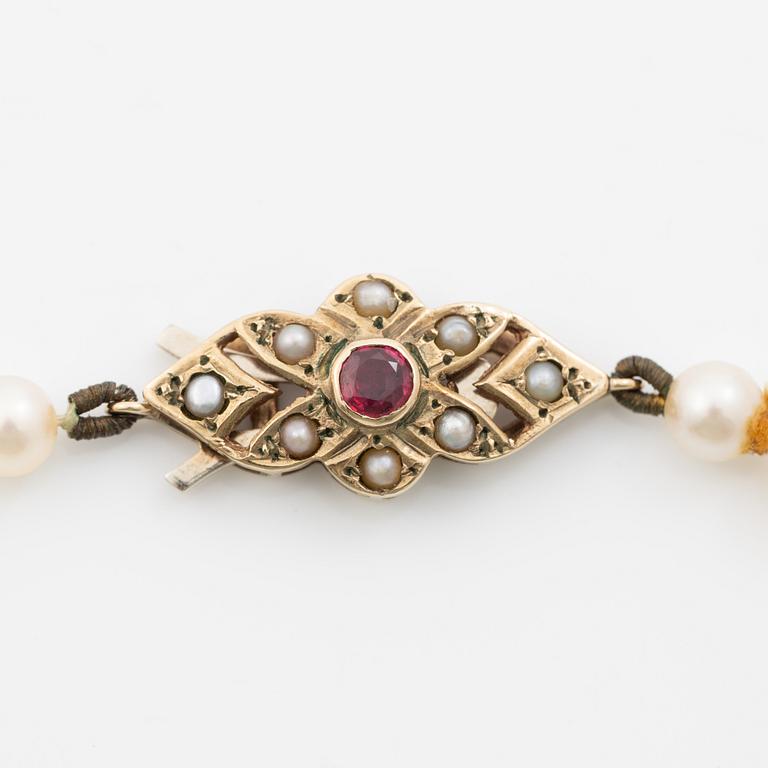 Necklace, with graduated cultured pearls, clasp in 9K gold with English hallmarks from Birmingham, set with a ruby.