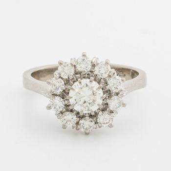 BRILJANTRING 18K vitguld m 1 briljant ca 0,55 ct TW VS, samt 10 mindre briljanter ca 0,70 ct TW SI.