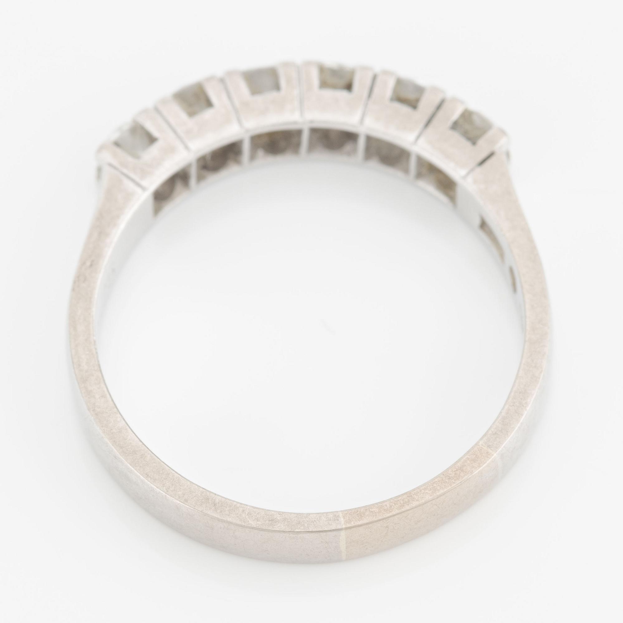 Ring, halvallians, 18K vitguld med briljantslipade diamanter totalt 0.75 ct enligt gravyr.