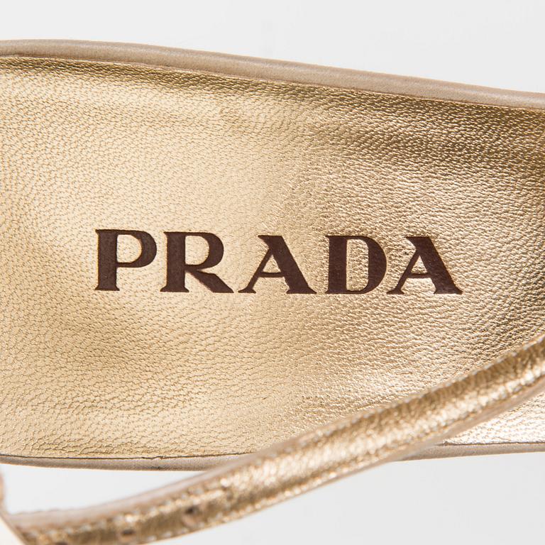 SKOR, Prada.