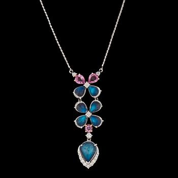 130. A moonstone, tot. 6.49 cts, pink sapphire, tot. 1.10 ct and brilliant cut diamond pendant.