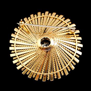 BROSCH, 18 k guld med briljantslipade diamanter samt safir. Total vikt ca 24 gram.
