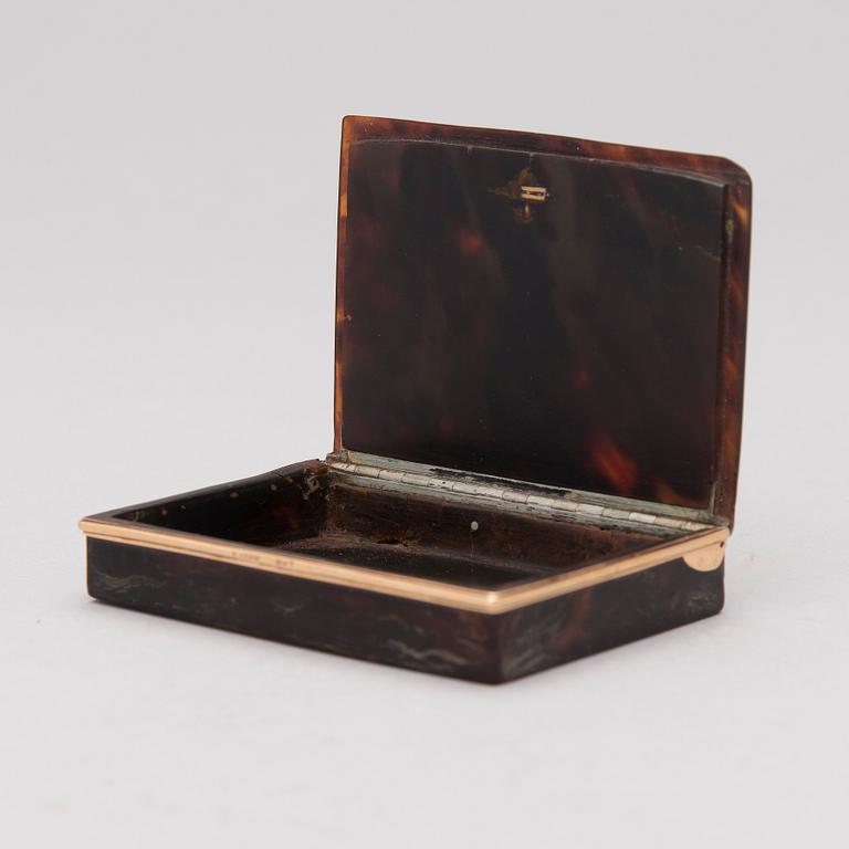 SNUSDOSA, 18 k guld och sköldpadda skal, 1800-talets början.