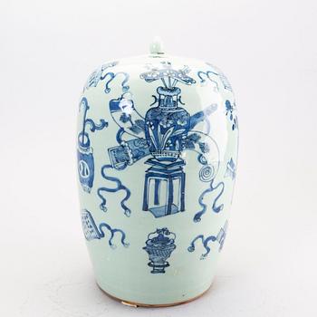 A Chinese Qing Dynasty around 1900 porcelain urn.