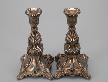 LJUSSTAKAR, ett par, silver. Auran Kultaseppä, Åbo 1988.