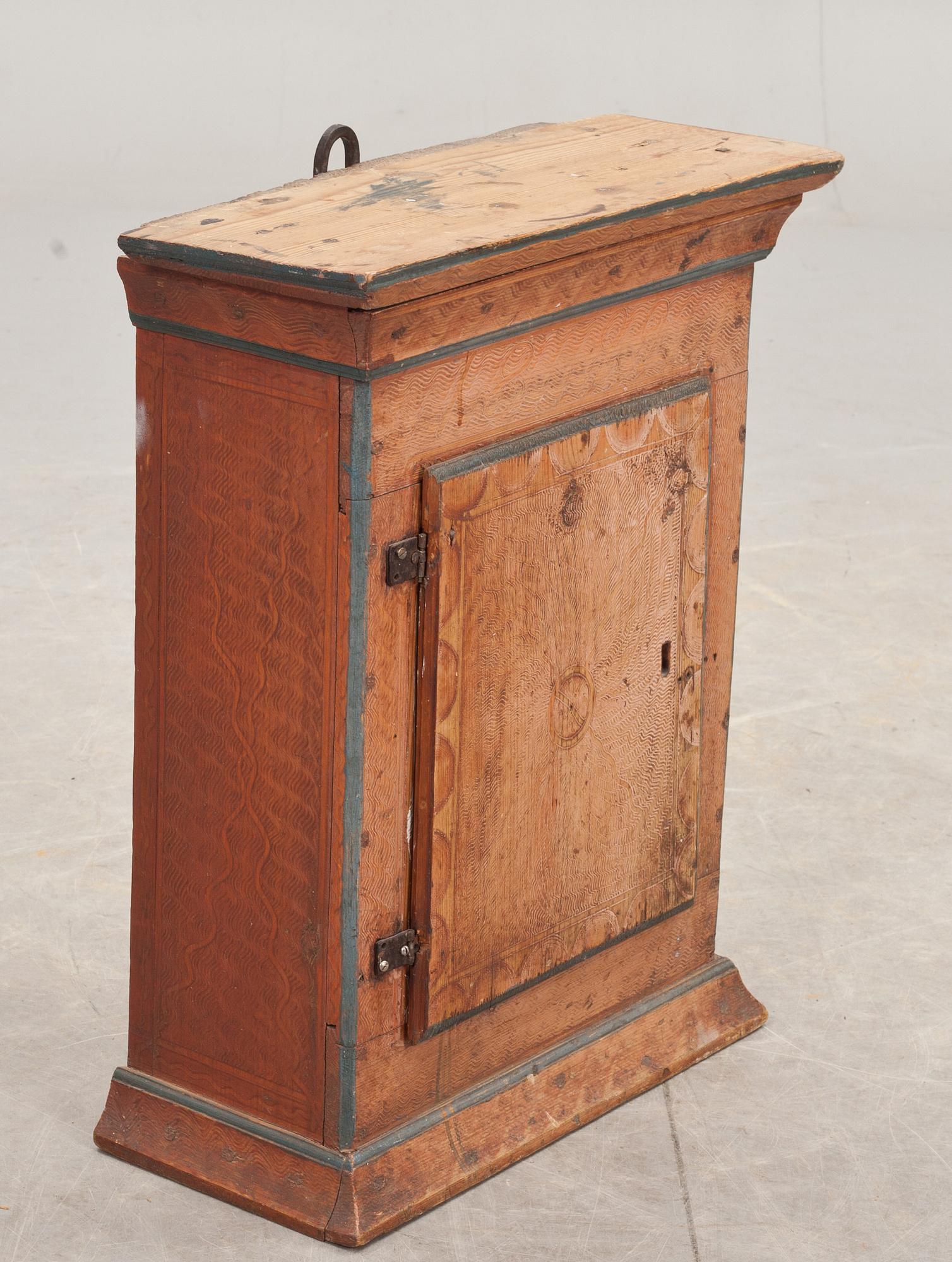 HÄNGSKÅP, allmoge. 1800-talets andra hälft.