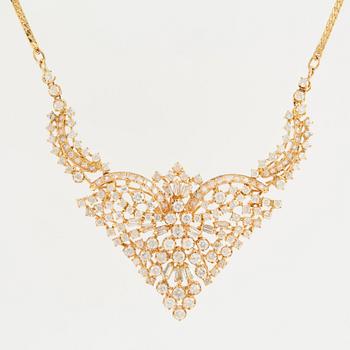 18K gold necklace with brilliant-cut diamonds and trapets-cut diamonds.