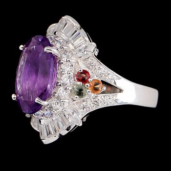 RING, sterlingsilver, ametist ca 4.85 ct, olikfärgade safirer tot ca 0.65 ct, vita safirer tot ca 1.00 ct.