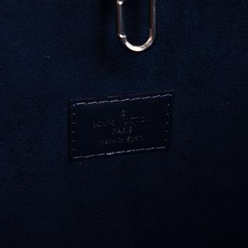 Louis Vuitton, a “Neverfull MM” bag.