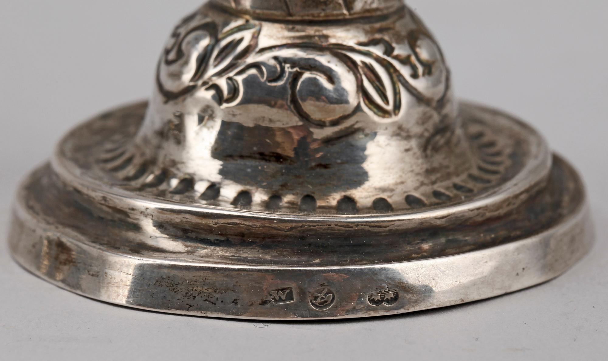 KALK samt BÄGARE, silver, A Wedin, Söderhamn 1838-64, respektive Magnus Stråtin, Uddevalla 1767. Vikt ca 74 gram.